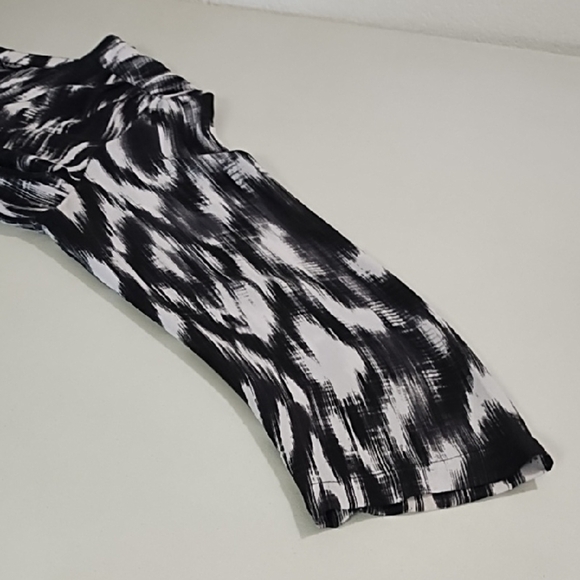 Black and White Relaxed Graphic Tunic Blouse Lightweight 3/4 Sleeve V-neck - Picture 4 of 14